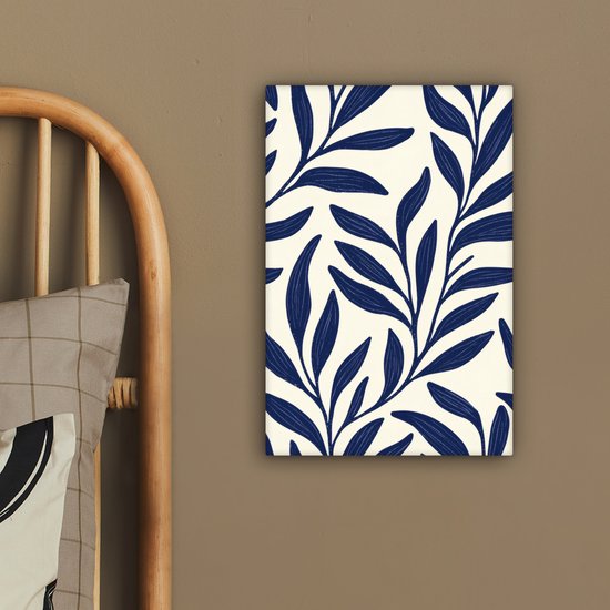 Abstract donkerblauw bladerenpatroon op een off-white achtergrond, naast een bed.