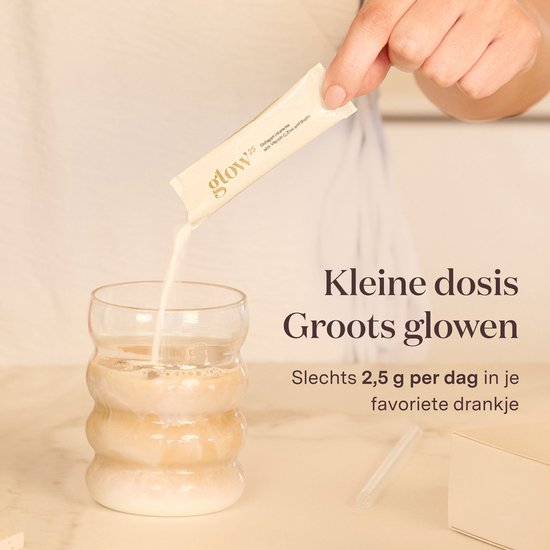 Hand voegt Glow25 collageenpoeder toe aan een glas met melkachtige drank.