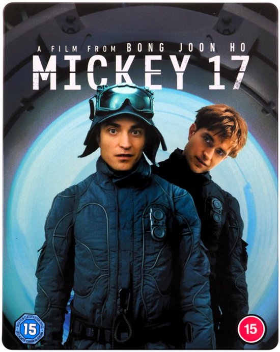 De voorkant van de Mickey 17 4K Ultra HD Blu-ray. Twee mannen in futuristische blauwe pakken en helmen staan op de voorgrond. Titel "MICKEY 17" bovenaan.
