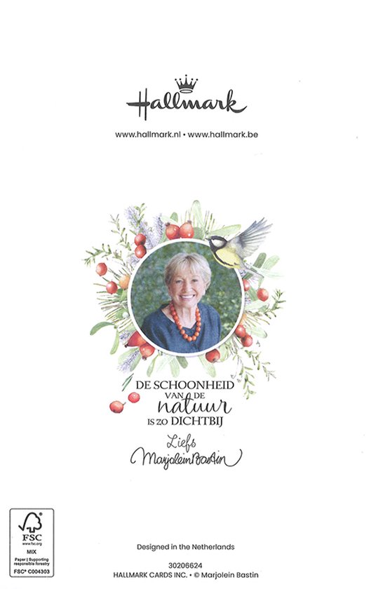 Een wenskaart met een portret van een lachende vrouw, omringd door winterse bessen en takken. Tekst: De schoonheid van de natuur is zo dichtbij. Liefs Marjolein Bastin.