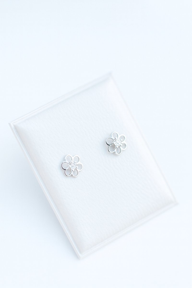 Twinkle Rose Flower Oorbellen – 9 Karaat Wittegoud met Witte Steen Oorknopjes, incl. Geschenkverpakking