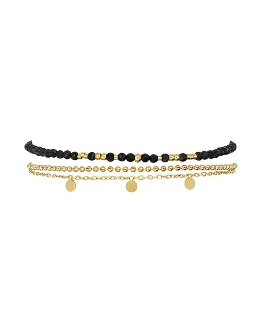 Gouden armbanden met zwarte kralen en gouden muntjes op een witte achtergrond.