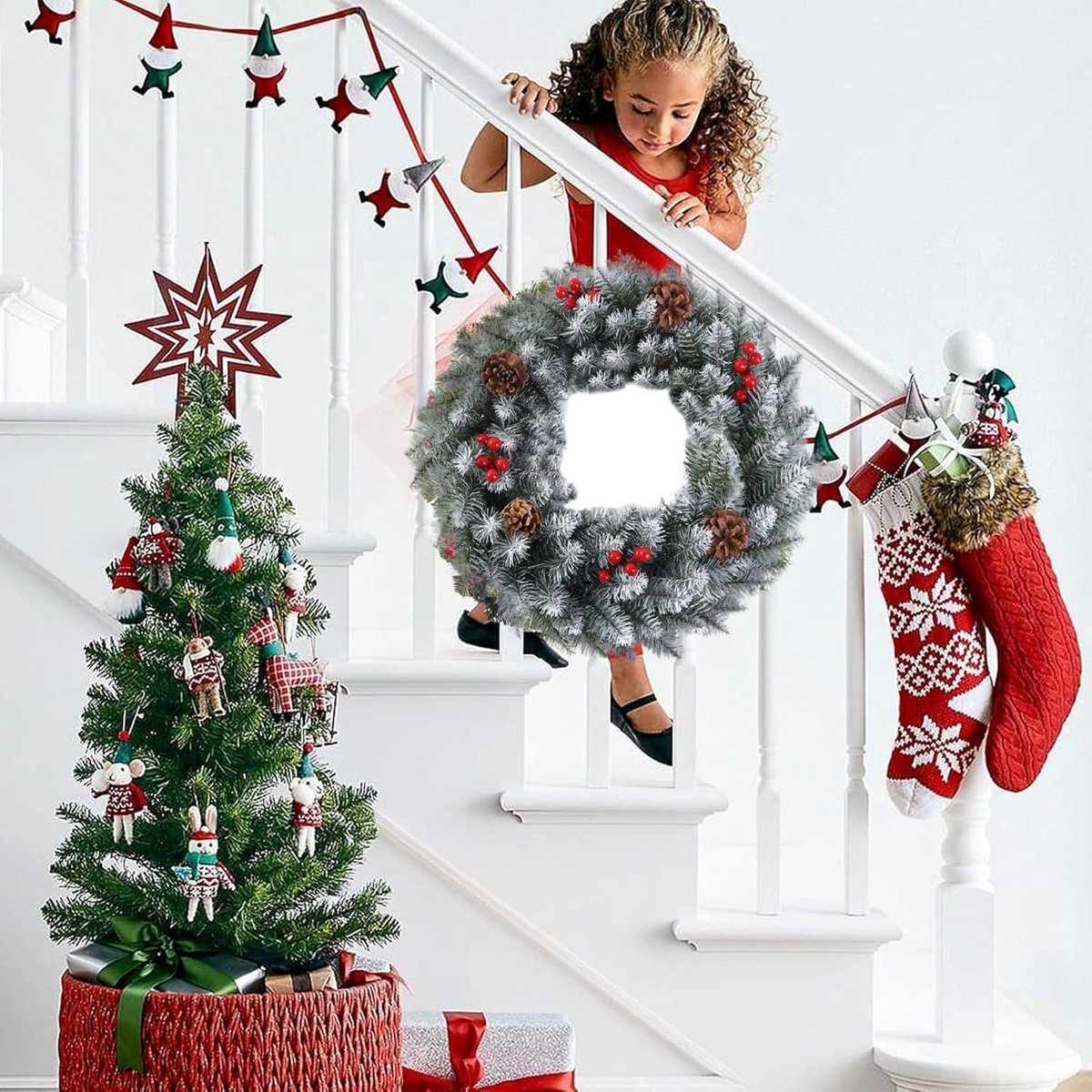 Premium Kerstkrans- met Decoraties & LED verlichting(40cm) - Met witte sneeuwceder takken - Versierd met rode bessen & dennenappels – LED verlichting met 8 standen & timerfunctie – Winter & kerstdecoratie - deurkransen kerstversiering – foto 3