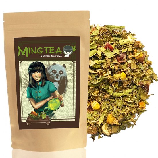 Bruine verpakking met "Mingtea a Chinese tea story" logo: meisje schenkt thee, pandabeer, bamboe. Naast de verpakking een hoop losse thee.