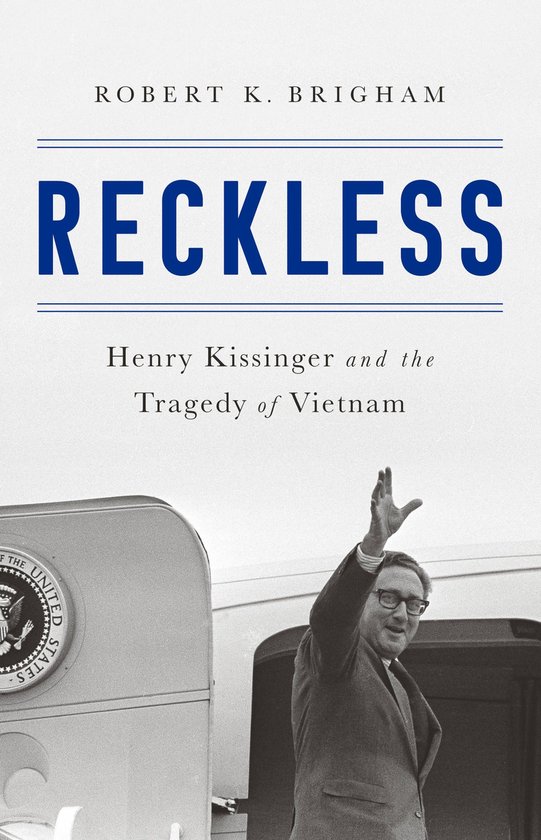 Boekcover van 'Reckless' met een foto van Henry Kissinger die zwaait, met het zegel van de Verenigde Staten ernaast.