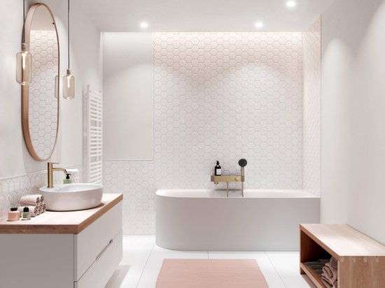 Lichte badkamer met witte tegels, ovaal bad, ronde wastafel en gouden kraan.
