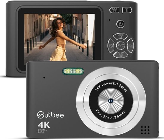 Zwarte Outbee 4K digitale camera, de voorkant met 16x zoomlens en de achterkant met scherm waarop een lachende vrouw staat.