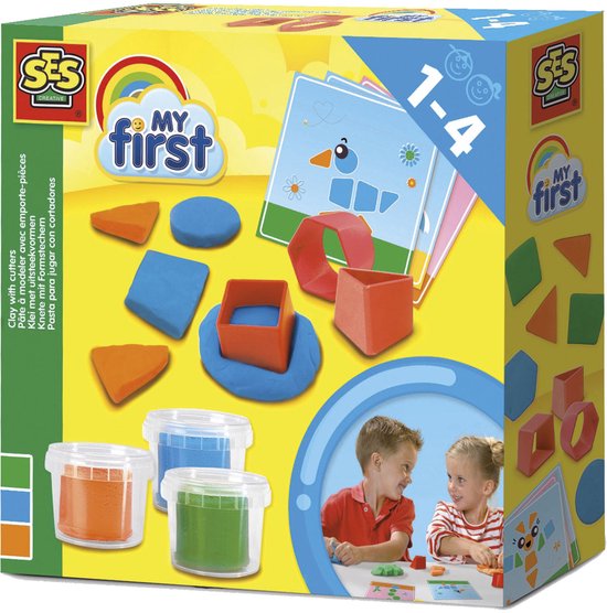 SES Creative - My First - Klei met uitsteekvormen - Klei vormpjes - 3 kleuren Klei - inclusief voorbeeldkaarten - glutenvrij - makkelijk uitwasbaar – vanaf 1 jaar - Kerst cadeautjes