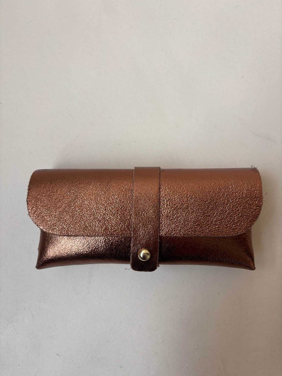 Zonnebrilhoes Cognac | Bruin Metallic - Echt leer 100% - 16 x 8 cm - Accessoire - Zonnebril - Modern - Hip - Trendy - Trendsetter Wauw - Fashion Trending Gadget - Sunglasses Wallet - Zon - Lente Zomer - Accessoires - Dames Heren - Kind - Brillenkoker