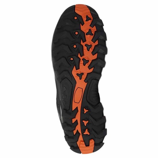Zwarte en oranje buitenzool van een wandelschoen met profiel.