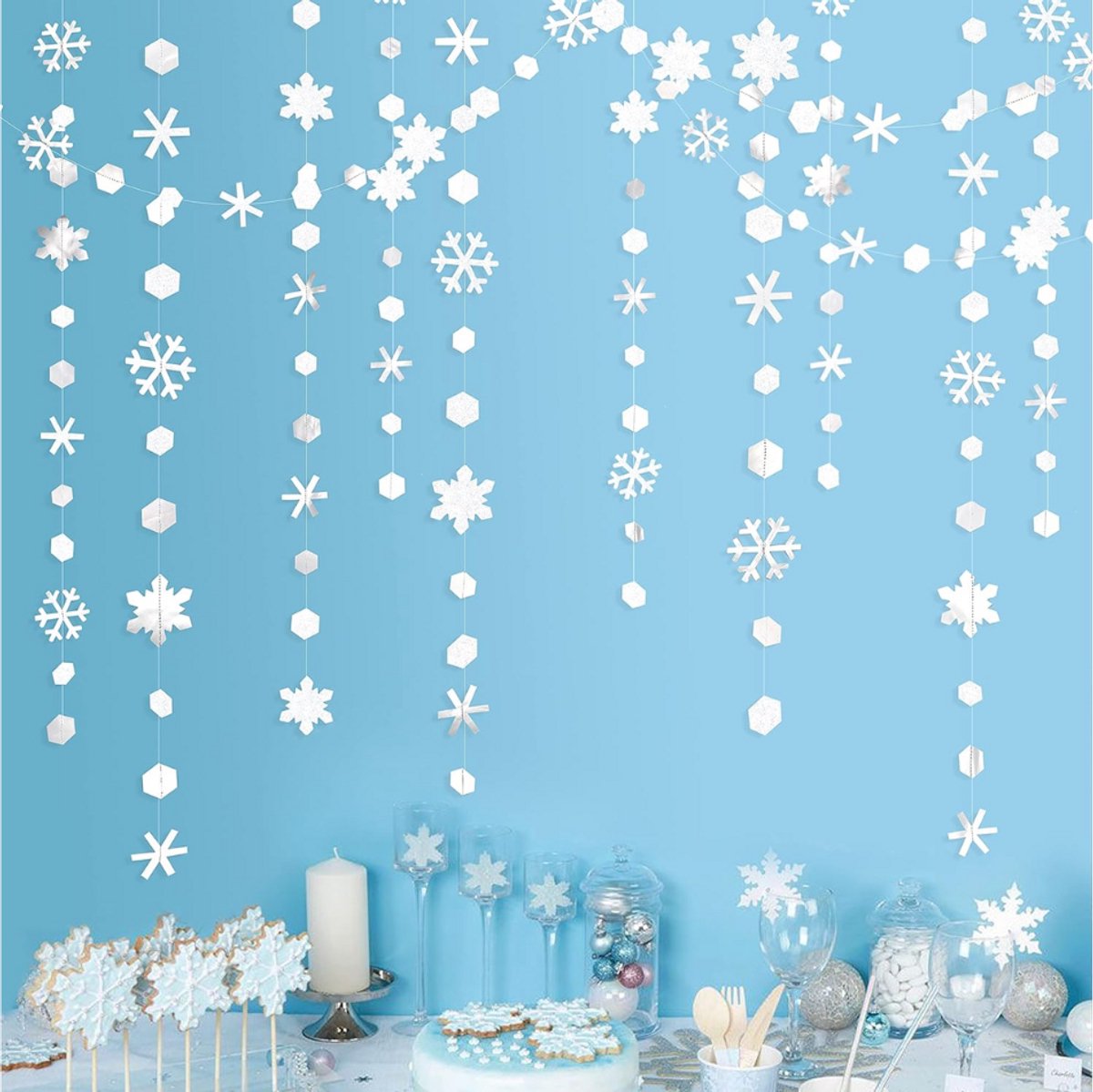 Moderne witte kerstdecoraties met metallic glitterpapier voor een feestelijke sfeer.