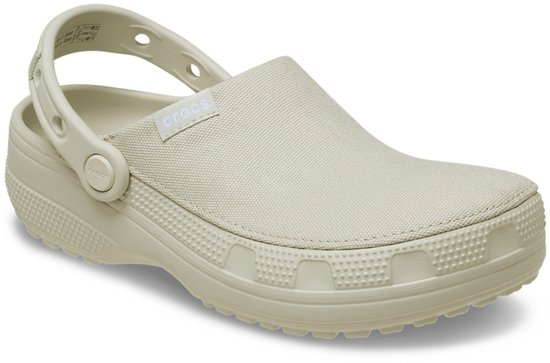 Vue latérale d'un sabot Crocs beige avec dessus textile et bride de port.