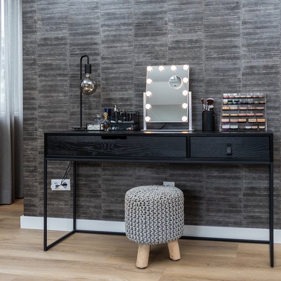 Mirlux Hollywood spiegel met 12 LED lampjes staat op een zwart dressoir, naast make-up.