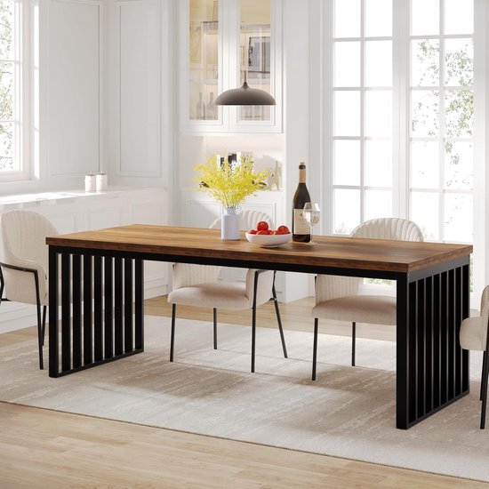 Eettafel met houten blad en zwart metalen frame, met beige gestoffeerde stoelen.