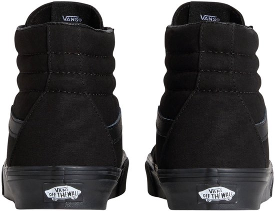 Achterkant van twee Vans SK8-Hi sneakers met het Vans Off The Wall-logo op de hiel.