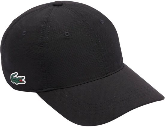Zwarte Lacoste pet met het groene krokodil logo op de zijkant.