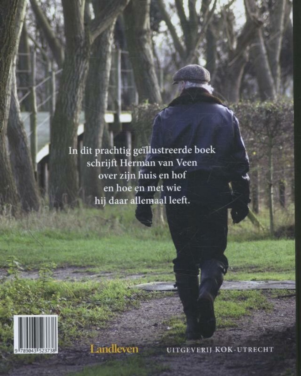 Een man met een pet en donkere jas loopt weg in een landelijke omgeving.