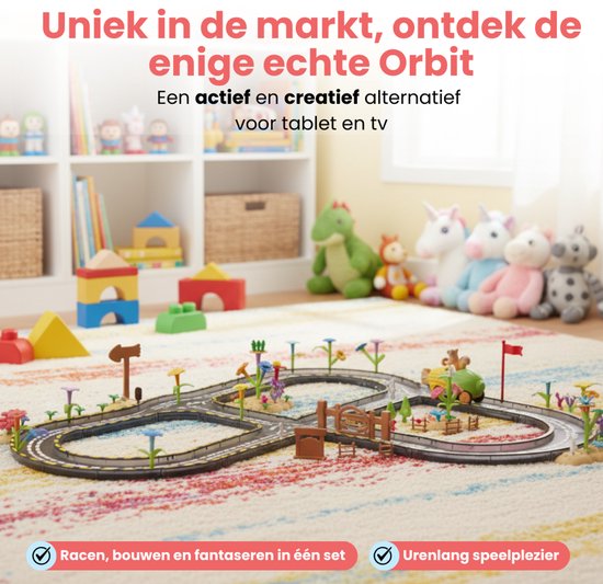 Een speelgoed racebaan met een auto, bomen, bloemen en heuvels op een kleurrijk tapijt. Rechts staan knuffels en speelgoed op een plank.