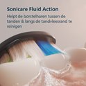 Gedetailleerde close-up van Philips Sonicare borstelharen die tandknoppen reinigen met vloeistof.
