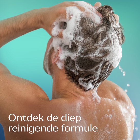Een man wast zijn haar met schuimende shampoo, gezien vanaf de achterkant.