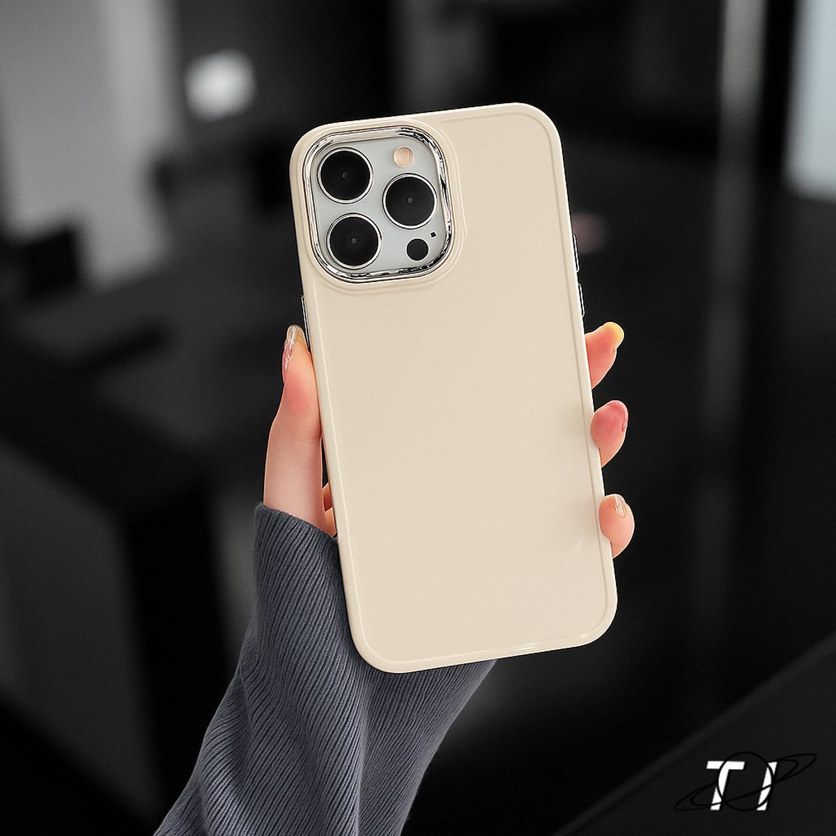 Tech-into Hoesje - Telefoonhoesje geschikt voor iPhone 16 - iPhone Hoesje met Camera Frame - Luxe Case - Hoge Kwaliteit Siliconen Case - Zilverkleurig Glanzend Frame - Wit Beschermhoesje