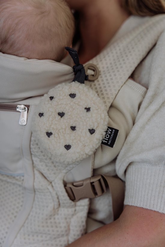 Flow Amsterdam - Comforter on the go Billy (hartjes) - White noise & Hartslag van Flow Amsterdam — afbeelding 2