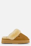 Zijaanzicht van een cognac suède slipper met beige schapenwollen voering en dikke beige plateauzool.