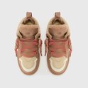 Bovenkant van bruine UGG sneakers met roze geruite veters en bontkraag.