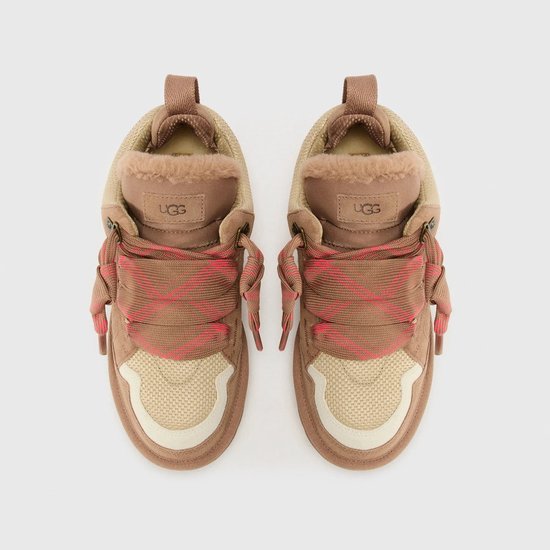 Bovenkant van bruine UGG sneakers met roze geruite veters en bontkraag.