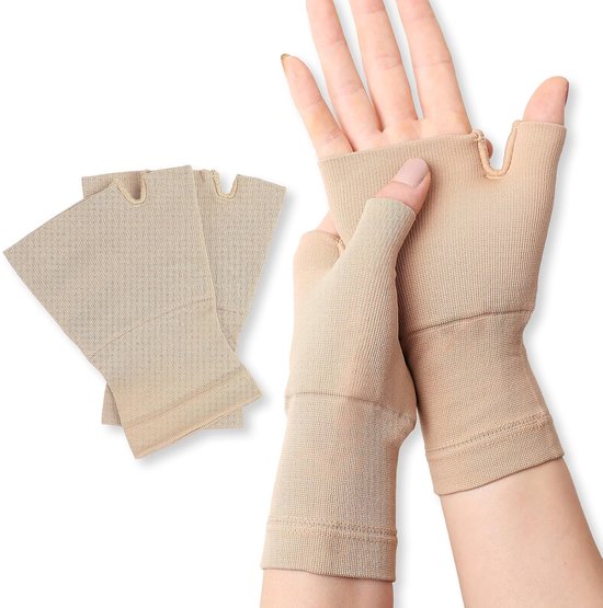 Beige vingerloze handschoenen, een paar gedragen op een hand en een stapel ernaast.