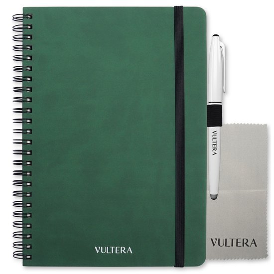 Carnet VULTERA vert avec spirale noire et fermeture élastique, accompagné d'un stylo blanc et d'un chiffon.