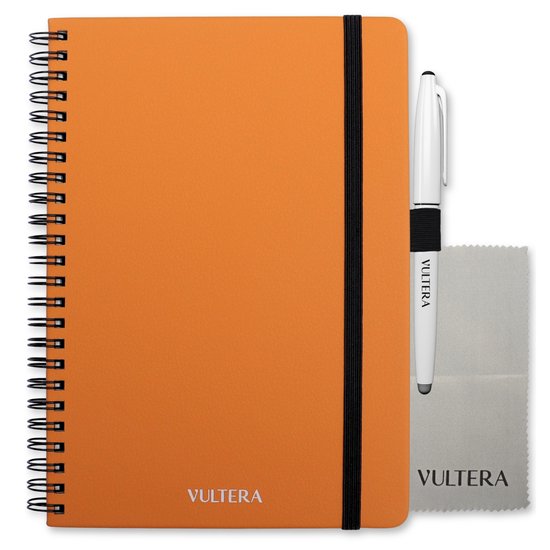 Carnet VULTERA orange avec fermeture élastique, stylo blanc VULTERA et un chiffon de nettoyage.
