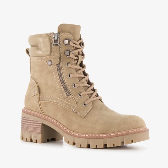 Botte à lacets beige avec fermeture éclair, semelle épaisse et talon, vue de trois-quarts avant.