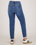 Achterkant van blauwe jeans met rechte pijp, regular pasvorm en omgeslagen zoom.