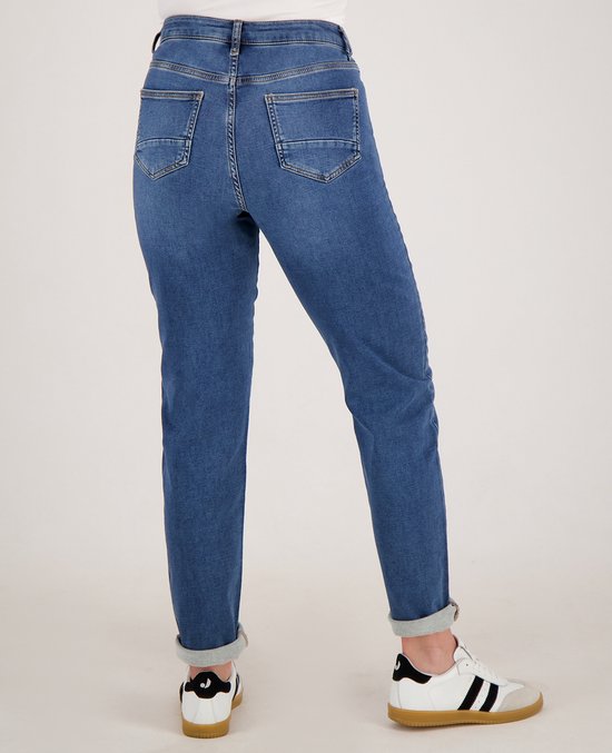 Achterkant van blauwe jeans met rechte pijp, regular pasvorm en omgeslagen zoom.