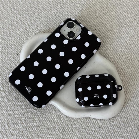 Zwart telefoonhoesje met witte stippen en een bijpassend zwart oplaaddoosje voor oordopjes met stippen.