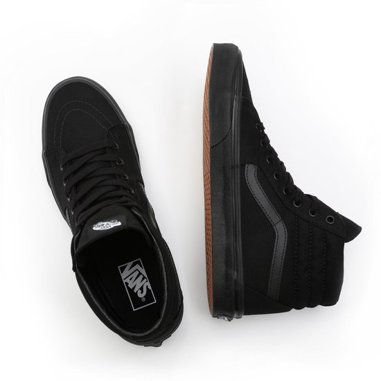 Bovenaanzicht van een zwarte Vans SK8-Hi sneaker met het Vans Off The Wall-logo op de binnenzool.