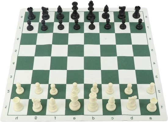 Een schaakspel met zamakken stukken in Middeleeuwse stijl. Patina grotendeels verdwenen. In