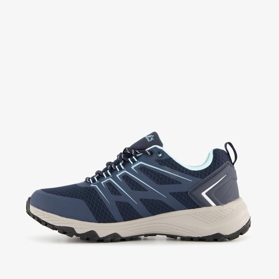 Zijzicht van een donkerblauwe lage wandelschoen met lichtblauwe lijnen en beige zool.