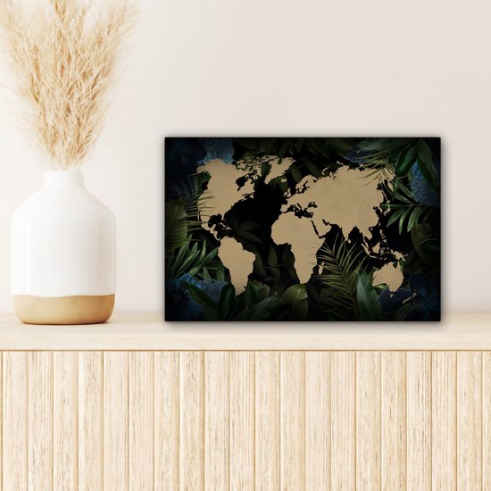 Carte du monde couleur sable sur fond noir, encadrée de feuilles et fleurs bleues 30x20 cm