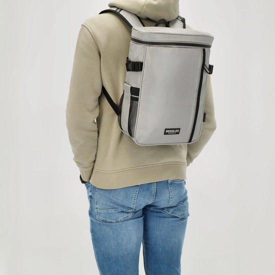 Gris avec des accents noirs, porté par une personne avec un sweat à capuche beige et un jean.