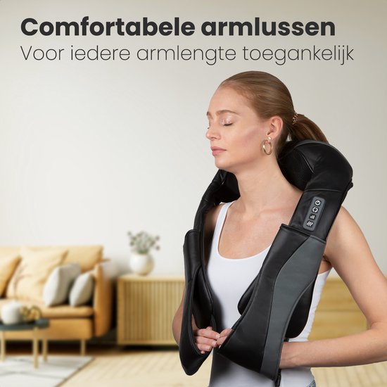 Vrouw met gesloten ogen draagt een zwart/grijs massagekussen om haar nek, met de armlussen comfortabel in gebruik.