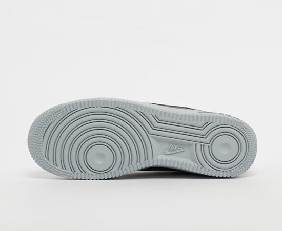 Semelle extérieure grise d'une sneaker Nike Air Force 1 avec logo Nike.