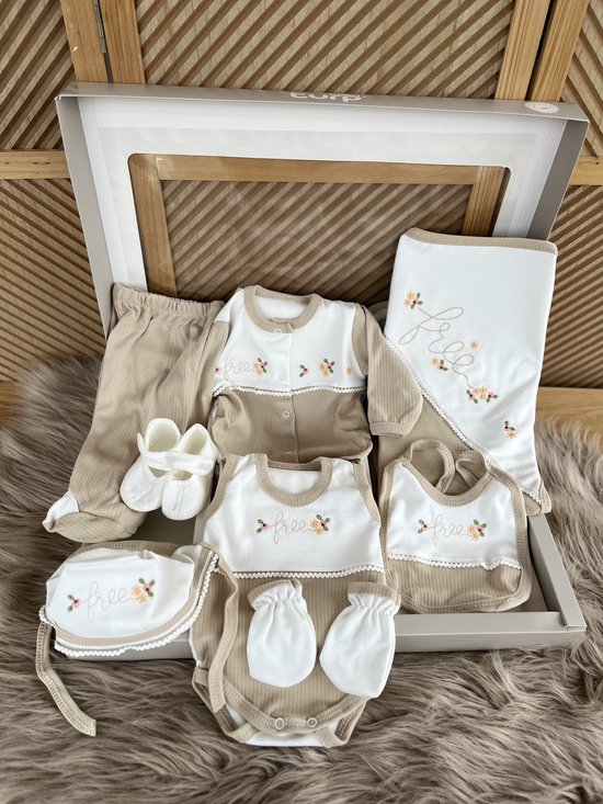 10 delige new born set met deken - luxe geschenkdoos - babyshower - kraam cadeau - new born girl- beige crème wit -bloemenmotief - organic-organisch-biologisch- 100 %katoen - anti allergisch-natural -0 tem 4 maanden