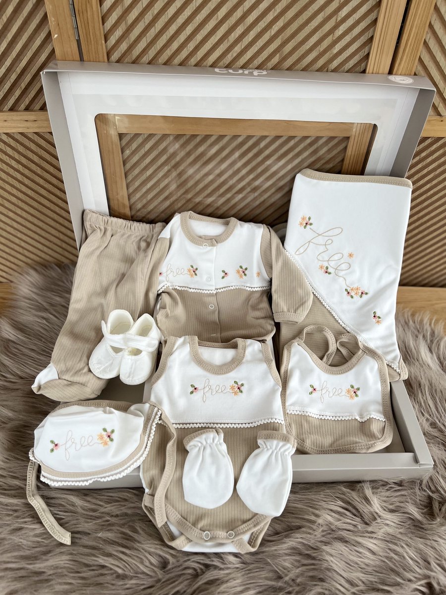 Image of 10 delige new born set met deken - luxe geschenkdoos - babyshower - kraam cadeau - new born girl- beige crème wit -bloemenmotief - organic-organisch-biologisch- 100 %katoen - anti allergisch-natural -0 tem 4 maanden