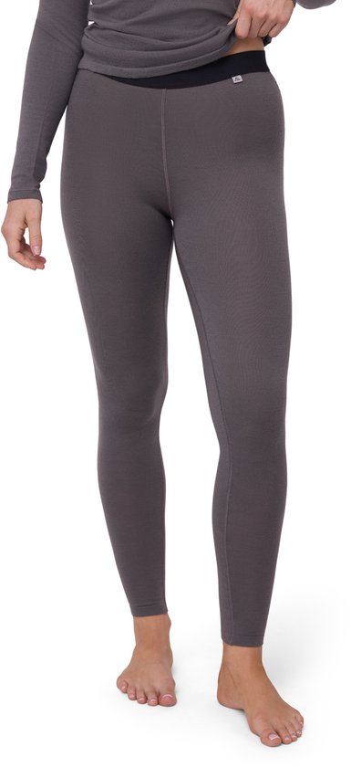 Een vrouw in een grijze merinowollen legging