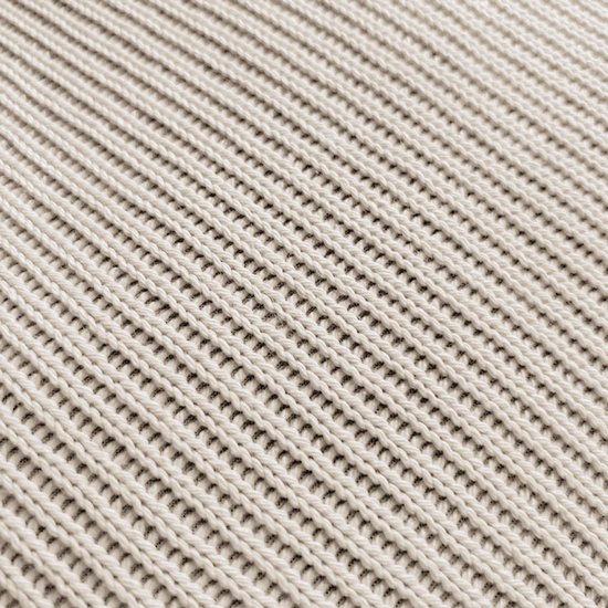 Detail van een crèmekleurige gebreide stof met ribbelstructuur.