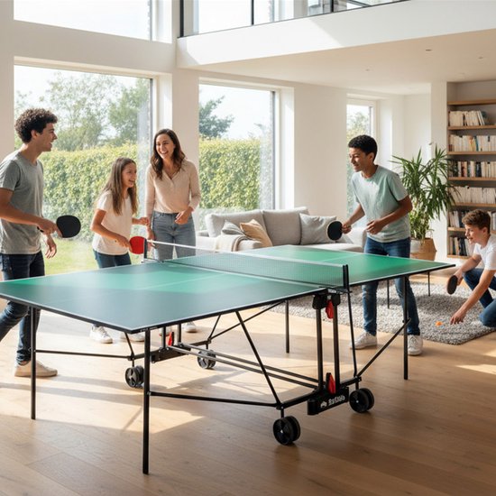 Groene Buffalo tafeltennistafel in gebruik met vijf spelers in een lichte woonkamer.