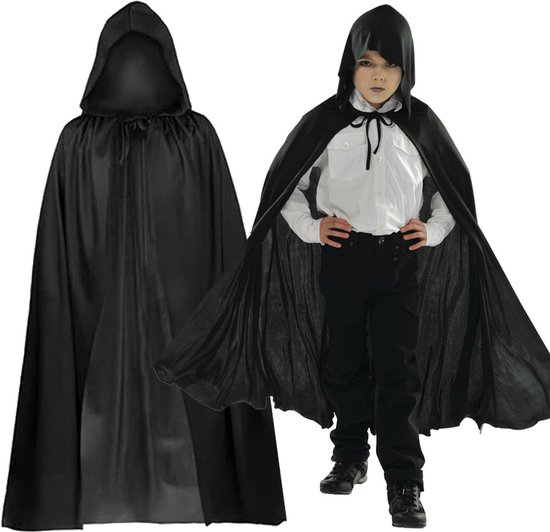 Zwarte Halloween-cape met capuchon, gedragen door een kind in wit overhemd en zwarte broek.
