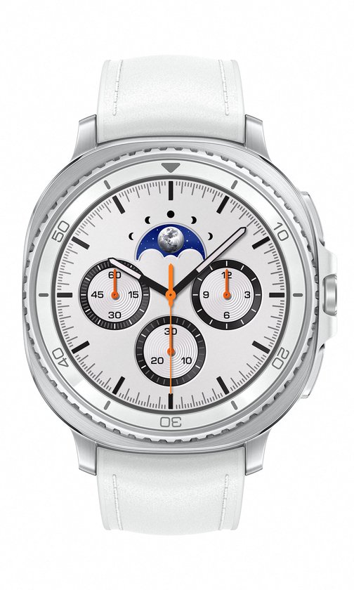 Montre connectée blanche avec boîtier argenté, cadran blanc à phases lunaires et trois sous-cadrans.